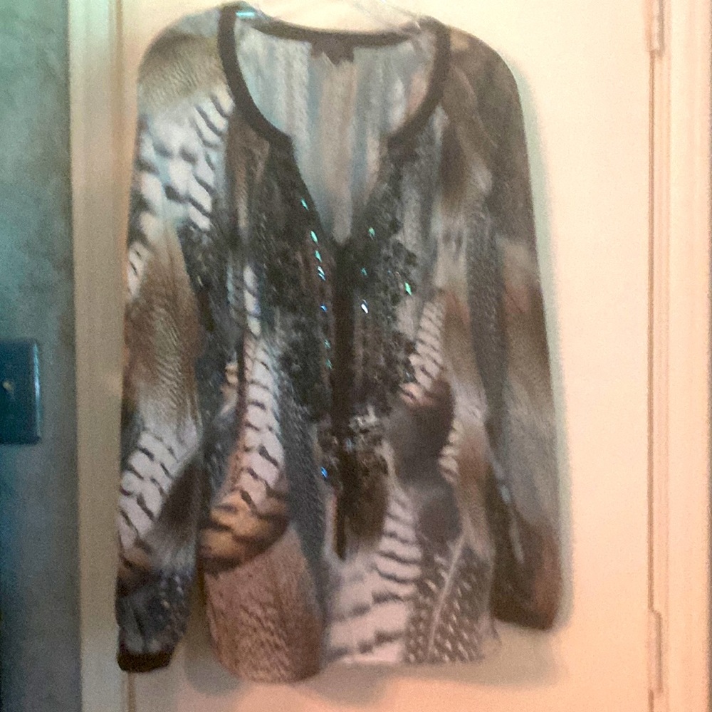 Halle bob top with V-neck and sequins